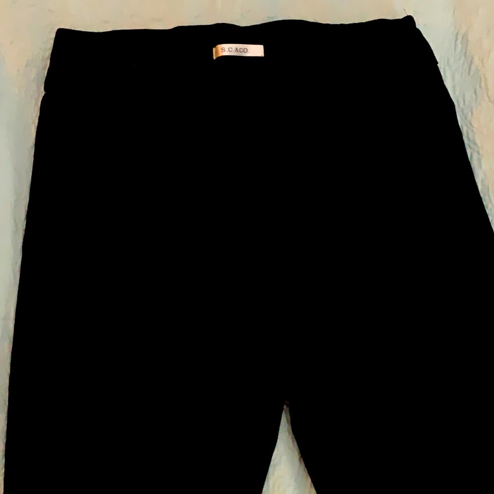 Size 14 black Capri pants.